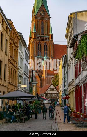 Die historische Schweriner Altstadt, die Buschstraße, die Gasse mit vielen Restaurants, der St. Marien Dom in Schwerin, Mecklenburg-Vorpommern, Deutschland, Stockfoto