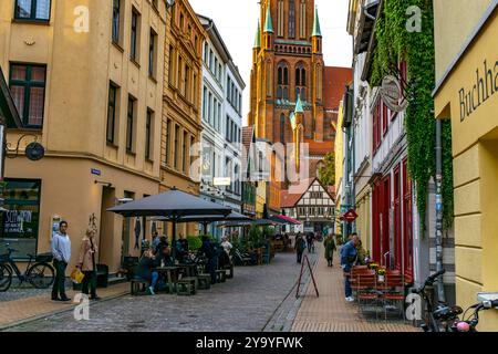 Die historische Schweriner Altstadt, die Buschstraße, die Gasse mit vielen Restaurants, der St. Marien Dom in Schwerin, Mecklenburg-Vorpommern, Deutschland, Stockfoto