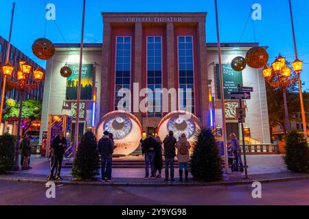 Essen Light Festival, im Stadtzentrum, Kunstwerk Oculus des italienischen Künstlers H:E:M, 2 riesige Kugeln in Augenform, vor dem Grillo Thea Stockfoto