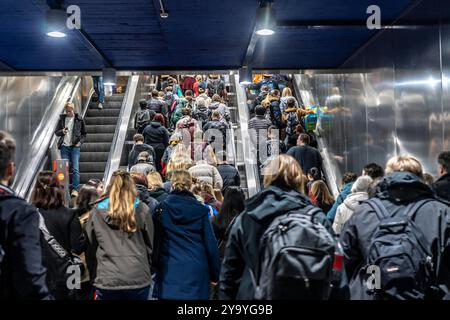 Öffentliche Verkehrsmittel, U-Bahn, Ausgang des Hauptbahnhofs, viele Leute drängen während der Hauptverkehrszeit am Nachmittag aus der U-Bahn-Station, über Treppen und Stockfoto