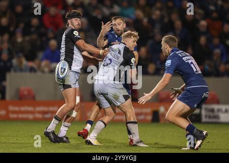 Sam Bedlow of Sale Sharks lässt den Ball während des Gallagher Premiership Matches Sale Sharks vs Newcastle Falcons im Salford Community Stadium, Eccles, Vereinigtes Königreich, 11. Oktober 2024 (Foto: Alfie Cosgrove/News Images) Stockfoto