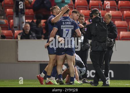 Tom Roebuck von Sale Sharks feiert seinen Versuch während des Gallagher Premiership Matches Sale Sharks vs Newcastle Falcons im Salford Community Stadium, Eccles, Vereinigtes Königreich, 11. Oktober 2024 (Foto: Alfie Cosgrove/News Images) Stockfoto