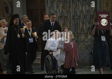 **NO LIBRI** Italien, Rom, Vatikan, 11.10.2024.Papst Franziskus nimmt an einer ökumenischen Mahnwache vor dem Paulus VI. Saal Teil, in dem die 16. Generalversammlung der Bischofssynode im Vatikan stattfindet. Foto von VATIKANISCHEN MEDIEN /Katholisches Pressefoto Stockfoto