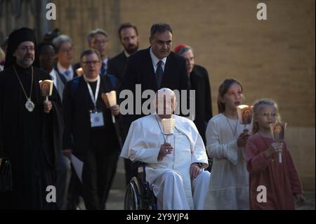 **NO LIBRI** Italien, Rom, Vatikan, 11.10.2024.Papst Franziskus nimmt an einer ökumenischen Mahnwache vor dem Paulus VI. Saal Teil, in dem die 16. Generalversammlung der Bischofssynode im Vatikan stattfindet. Foto von VATIKANISCHEN MEDIEN /Katholisches Pressefoto Stockfoto