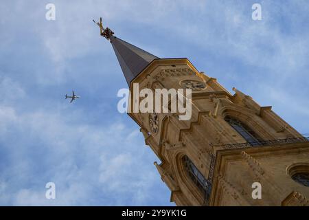 Cluj-Napoca, Rumänien. 20. September 2024: Der Flug der LOT Polish Airlines von Cluj nach Warschau fliegt über der römisch-katholischen Kirche St. Michael, Stockfoto