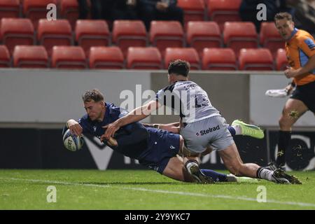 Eccles, Großbritannien. Oktober 2024. Tom Roebuck von Sale Sharks versucht es während des Gallagher Premiership Matches Sale Sharks vs Newcastle Falcons im Salford Community Stadium, Eccles, Vereinigtes Königreich, 11. Oktober 2024 (Foto: Alfie Cosgrove/News Images) in Eccles, Vereinigtes Königreich am 10.11.2024. (Foto: Alfie Cosgrove/News Images/SIPA USA) Credit: SIPA USA/Alamy Live News Stockfoto