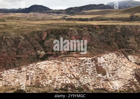 Terrassen-Salinen, auch bekannt als „ Salinas de Maras“, im Heiligen Tal der Anden in Cusco, Peru. Stockfoto