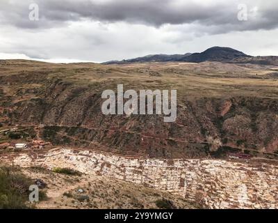 Terrassen-Salinen, auch bekannt als „ Salinas de Maras“, im Heiligen Tal der Anden in Cusco, Peru. Stockfoto