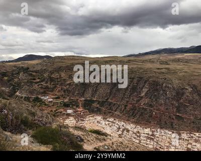 Terrassen-Salinen, auch bekannt als „ Salinas de Maras“, im Heiligen Tal der Anden in Cusco, Peru. Stockfoto