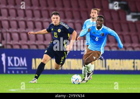 Tynecastle, Edinburgh, Großbritannien. Oktober 2024. UEFA U21 Euro Qualifikation Fußball, Schottland U21 gegen Belgien U21; Josh Mulligan aus Schottland übertrifft Mandela Keita aus Belgien Credit: Action Plus Sports/Alamy Live News Stockfoto