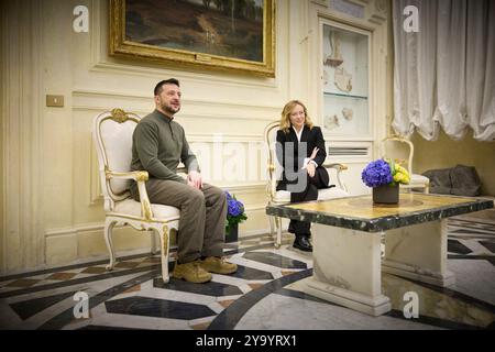 Rom, Italien. Oktober 2024. Ukrainischer Präsident Wolodymyr Zelenskyj, links, während eines bilateralen Treffens mit der italienischen Premierministerin Giorgia Meloni, rechts, in der Villa Doria Pamphili am 10. Oktober 2024 in Rom, Italien. Kredit: Ukrainischer Ratsvorsitz/Pressestelle Des Ukrainischen Präsidenten/Alamy Live News Stockfoto