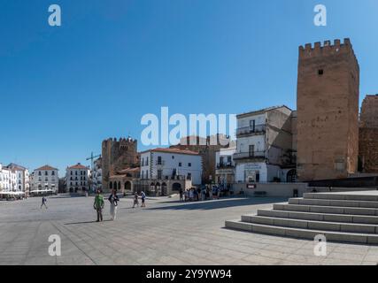 Caceres, Spanien - 10. September 2024: Der Bujaco-Turm auf dem Platz des Bürgermeisters, historisches Zentrum der Stadt Caceres, in Extremadura, Spanien. Stockfoto