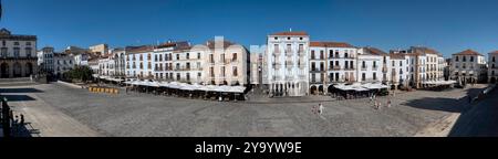 Caceres, Spanien - 10. September 2024: Panoramablick auf den Bürgermeisterplatz, historisches Zentrum der Stadt Caceres, in Extremadura, Spanien. Stockfoto