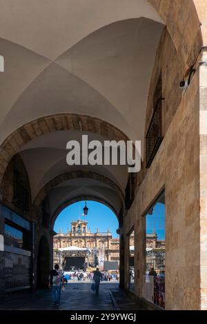 Salamanca, Spanien - 14. September 2024: Einer der Eingänge zur Plaza Mayor von Salamanca, Castilla y Leon, Spanien. Stockfoto