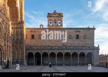 Salamanca, Spanien – 14. September 2024: Das Portico des Klosters San Esteban, ein Dominikanerkloster im plateresken Stil, erbaut zwischen 1524 und 1610 Stockfoto