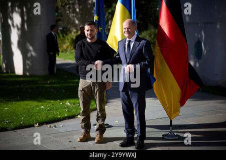 Berlin, Deutschland. Oktober 2024. Der ukrainische Präsident Wolodymyr Zelenskyj (links) wird vom deutschen Bundeskanzler Olaf Schotz (rechts) im Bundeskanzleramt am 11. Oktober 2024 in Berlin begrüßt. Kredit: Ukrainischer Ratsvorsitz/Pressestelle Des Ukrainischen Präsidenten/Alamy Live News Stockfoto