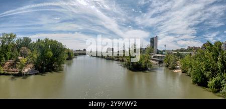 Landschaft mit dem Fluss Pisuerga, der durch Valladolid, Castilla Leon, Spanien fließt. Stockfoto