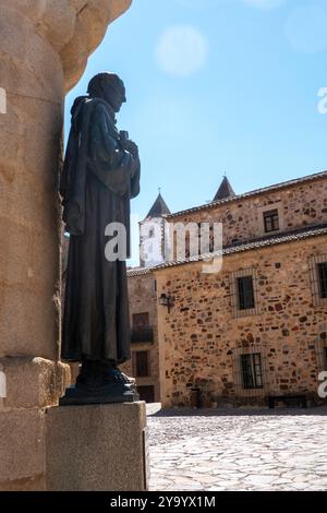 Denkmal für San Pedro de Alcantara, ausgestellt auf der Plaza de Santa María, in der Altstadt von Cáceres, Extremadura, Spanien. Stockfoto