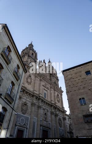 Salamanca, Spanien - 13. September 2024: Fassade des Gebäudes La Clerecia, eine barocke katholische Kirche in Salamanca, Spanien, vor der Casa de l Stockfoto