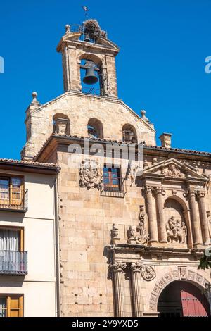 Salamanca, Spanien – 14. September 2024: Glockenturm der katholischen Kirche San Martín de Tours in Salamanca, Castilla y León, Spanien. Stockfoto