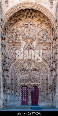 Salamanca, Spanien - 14. September 2024: Fassade der Kathedrale von Salamanca, Castilla y León, Spanien. Stockfoto