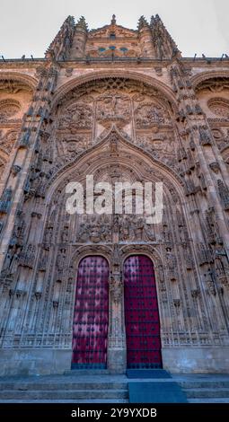 Salamanca, Spanien - 14. September 2024: Fassade der Kathedrale von Salamanca, Castilla y León, Spanien. Stockfoto