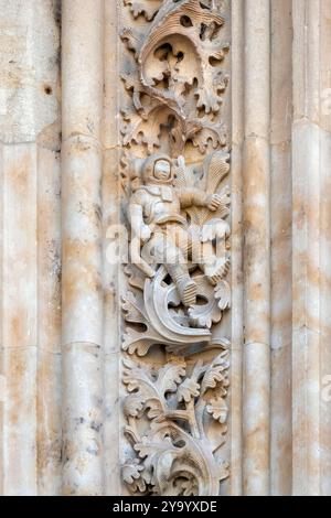 Salamanca, Spanien - 14. September 2024: Astronautenskulptur in der Puerta de Ramos der Kathedrale von Salamanca, die 1992 restauriert wurde. Stockfoto