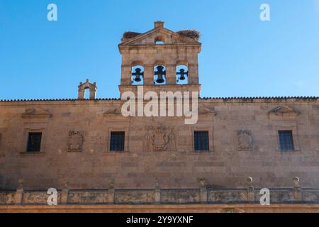 Salamanca, Spanien bis 14. September 2024: Glocken und Storchnester im Kloster San Esteban, einem Dominikanerkloster im plateresken Stil, das zwischen der Stadt erbaut wurde Stockfoto