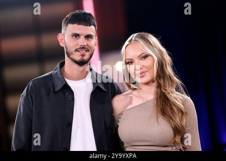 Model Cheyenne Savannah Ochsenknecht mit Ehemann und TV-Persönlichkeit Nino Sifkovits bei der Aufzeichnung der WDR-Talkshow Kölner Treff im WDR Studio BS 3. Köln, 11.10.2024 NRW Deutschland *** Model Cheyenne Savannah Ochsenknecht mit Ehemann und TV-Persönlichkeit Nino Sifkovits bei der Aufnahme der WDR Talkshow Kölner Treff im WDR Studio BS 3 Köln, 11 10 2024 NRW Deutschland Copyright: XChristophxHardtx Stockfoto