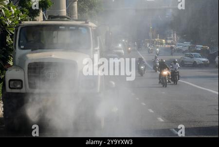 Neu-Delhi, Indien. Oktober 2024. NEW DELHI, INDIEN - 11. OKTOBER: EDMC-Lkw streut am 11. Oktober 2024 in New Delhi, Indien, Wasser auf die Straße, um die Verschmutzung zu verringern. (Foto: Raj K Raj/Hindustan Times/SIPA USA) Credit: SIPA USA/Alamy Live News Stockfoto