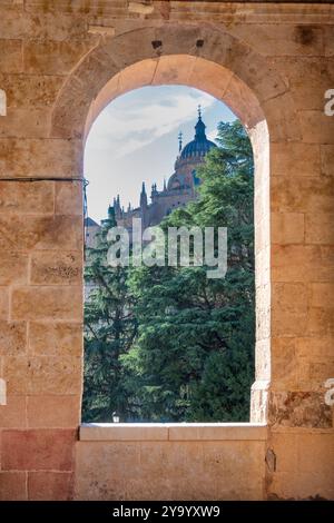 Salamanca, Spanien - 14. September 2024: Fenster mit Blick auf Salamanca im Kloster San Esteban, ein Dominikanerkloster im plateresken Stil, b Stockfoto