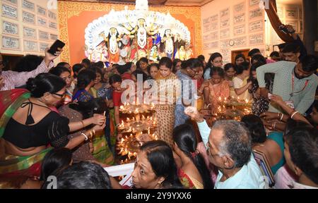 Patna, Indien. Oktober 2024. PATNA, INDIEN - 11. OKTOBER: Gläubige zünden eine heilige Lampe vor der Göttin Durga während 'Sandhi Puja' im Bangali Akhara anlässlich des 'Maha Asthami' am 11. Oktober 2024 in Patna, Indien. (Foto: Santosh Kumar/Hindustan Times/SIPA USA) Credit: SIPA USA/Alamy Live News Stockfoto