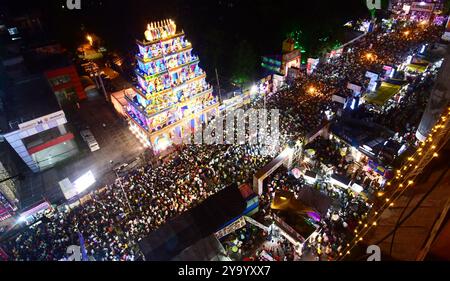 Patna, Indien. Oktober 2024. PATNA, INDIEN - 11. OKTOBER: Menschen versammeln sich um einen Puja Pandal während des Durga Puja Festivals am Dak Bungalow Crossing am 11. Oktober 2024 in Patna, Indien. (Foto: Santosh Kumar/Hindustan Times/SIPA USA) Credit: SIPA USA/Alamy Live News Stockfoto