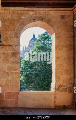 Salamanca, Spanien - 14. September 2024: Fenster mit Blick auf Salamanca im Kloster San Esteban, ein Dominikanerkloster im plateresken Stil, b Stockfoto