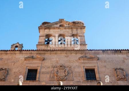 Salamanca, Spanien bis 14. September 2024: Glocken und Storchnester im Kloster San Esteban, einem Dominikanerkloster im plateresken Stil, das zwischen der Stadt erbaut wurde Stockfoto