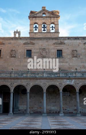 Salamanca, Spanien – 14. September 2024: Das Portico des Klosters San Esteban, ein Dominikanerkloster im plateresken Stil, erbaut zwischen 1524 und 1610 Stockfoto