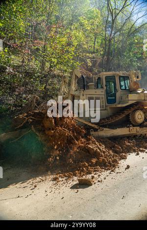 Soldaten der North Carolina National Guard des 105th Engineering Battalion nutzen einen D6 Bulldozer, um Felsen zu sammeln, um eine Basis für den Cane River Pass in Yancy County, North Carolina, zu bilden, 10. Oktober 2024 (U. Foto der Nationalgarde der S-Armee von CPL. Nigel Hatcher) Stockfoto
