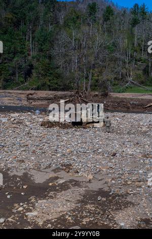 Soldaten der North Carolina National Guard des 105th Engineering Battalion nutzen einen D6 Bulldozer, um Felsen zu sammeln, um eine Basis für den Cane River Pass im Yancy County, North Carolina, am 10. Oktober 2024 zu bilden. (U. Foto der Nationalgarde der S-Armee von CPL. Nigel Hatcher) Stockfoto