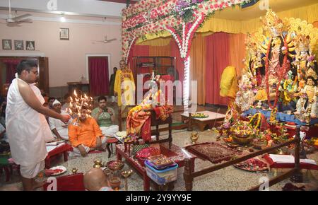 Patna, Indien. Oktober 2024. PATNA, INDIEN – 11. OKTOBER: Ein Mädchen, das als Göttin Durga verkleidet ist, wird während des Kumari Puja-Rituals als Teil des Durga Puja Festivals in der Ramakrishna Mission Ashrama am 11. Oktober 2024 in Patna, Indien, verehrt. (Foto: Santosh Kumar/Hindustan Times/SIPA USA) Credit: SIPA USA/Alamy Live News Stockfoto