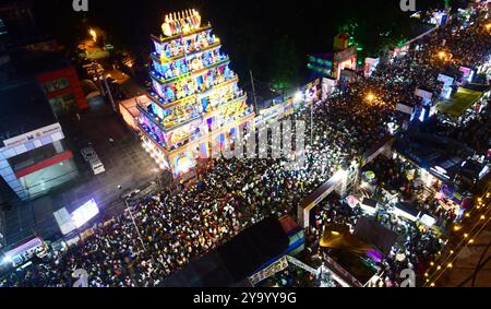 Patna, Indien. Oktober 2024. PATNA, INDIEN - 11. OKTOBER: Menschen versammeln sich um einen Puja Pandal während des Durga Puja Festivals am Dak Bungalow Crossing am 11. Oktober 2024 in Patna, Indien. (Foto: Santosh Kumar/Hindustan Times/SIPA USA) Credit: SIPA USA/Alamy Live News Stockfoto