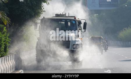 Neu-Delhi, Indien. Oktober 2024. NEW DELHI, INDIEN - 11. OKTOBER: EDMC-Lkw streut am 11. Oktober 2024 in New Delhi, Indien, Wasser auf die Straße, um die Verschmutzung zu verringern. (Foto: Raj K Raj/Hindustan Times/SIPA USA) Credit: SIPA USA/Alamy Live News Stockfoto