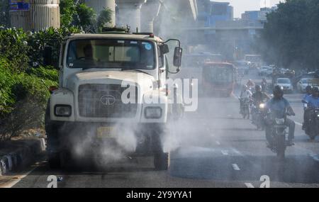 Neu-Delhi, Indien. Oktober 2024. NEW DELHI, INDIEN - 11. OKTOBER: EDMC-Lkw streut am 11. Oktober 2024 in New Delhi, Indien, Wasser auf die Straße, um die Verschmutzung zu verringern. (Foto: Raj K Raj/Hindustan Times/SIPA USA) Credit: SIPA USA/Alamy Live News Stockfoto