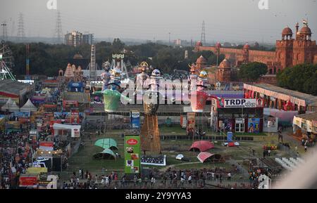 Neu-Delhi, Indien. Oktober 2024. NEW DELHI, INDIEN - 11. OKTOBER: Die Menschen besuchen die ramila mela während des Dussehra Festivals im Shri Luv Kush Ramleela am Red Fort Ground am 11. Oktober 2024 in Neu Delhi, Indien. (Foto: Sonu Mehta/Hindustan Times/SIPA USA) Credit: SIPA USA/Alamy Live News Stockfoto