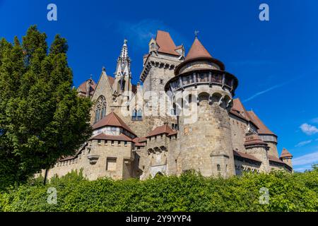 Schloss Kreuzenstein in Österreich bei Wien. Wunderschöne alte mittelalterliche Burg in Europa. Festung mit Ziegelmauern und Türmen Stockfoto