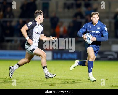 Oktober 2024; Salford Community Stadium, Salford, Lancashire, England; English Premiership Rugby, Sale Sharks versus Newcastle Falcons; Tom Roebuck von Sale Sharks läuft mit dem Ball Credit: Action Plus Sports Images/Alamy Live News Stockfoto