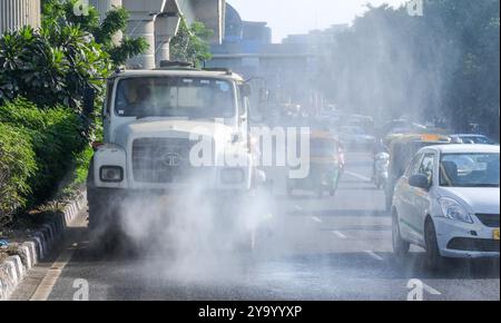 Neu-Delhi, Indien. Oktober 2024. NEW DELHI, INDIEN - 11. OKTOBER: EDMC-Lkw streut am 11. Oktober 2024 in New Delhi, Indien, Wasser auf die Straße, um die Verschmutzung zu verringern. (Foto: Raj K Raj/Hindustan Times/SIPA USA) Credit: SIPA USA/Alamy Live News Stockfoto