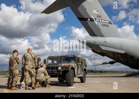 Soldaten der New York Army National Guard, die dem 27th Infantry Brigade Combat Team zugeteilt sind, bereiten ein High Mobility Mehrzweckfahrzeug für die Verladung in einen C-17 Globemaster III auf der Hancock Field Air National Guard Base in Syracuse, NY, 9. Oktober 2024 vor. New York Air und Army National Guardsmen wurden kürzlich mobilisiert, um Gemeinden in Florida zu unterstützen, die vom Hurrikan Milton betroffen waren. (Foto der Nationalgarde der US-Armee von SPC. Joseph Liggio) Stockfoto