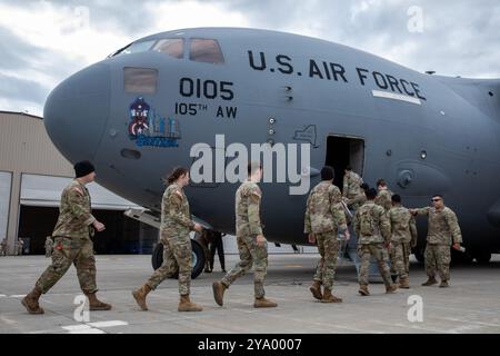 Soldaten der New York Army National Guard, die dem 27th Infantry Brigade Combat Team zugewiesen wurden, befördern einen C-17 Globemaster III auf der Hancock Field Air National Guard Base in Syracuse, NY, 9. Oktober 2024. Die New Yorker Nationalgarde entsandte 65 Soldaten und Flieger nach Florida, um die Florida National Guard als Reaktion auf Hurrikan Milton zu unterstützen. (Foto der Nationalgarde der US-Armee von SPC. Joseph Liggio) Stockfoto