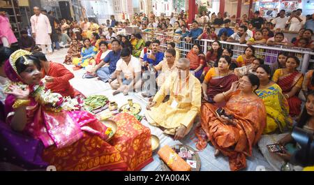 Patna, Indien. Oktober 2024. PATNA, INDIEN - 11. OKTOBER: Ein Mädchen, das als Göttin Durga verkleidet ist, wird während des Kumari Puja Rituals als Teil des Durga Puja Festivals am 11. Oktober 2024 in Patna, Indien, verehrt. (Foto: Santosh Kumar/Hindustan Times/SIPA USA) Credit: SIPA USA/Alamy Live News Stockfoto