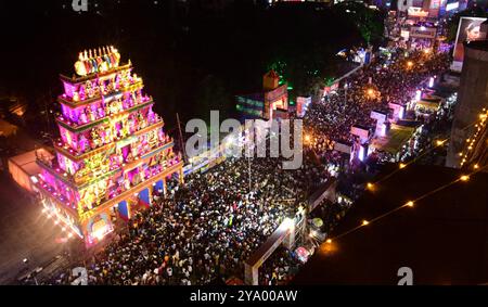 Patna, Indien. Oktober 2024. PATNA, INDIEN - 11. OKTOBER: Menschen versammeln sich um einen Puja Pandal während des Durga Puja Festivals am Dak Bungalow Crossing am 11. Oktober 2024 in Patna, Indien. (Foto: Santosh Kumar/Hindustan Times/SIPA USA) Credit: SIPA USA/Alamy Live News Stockfoto